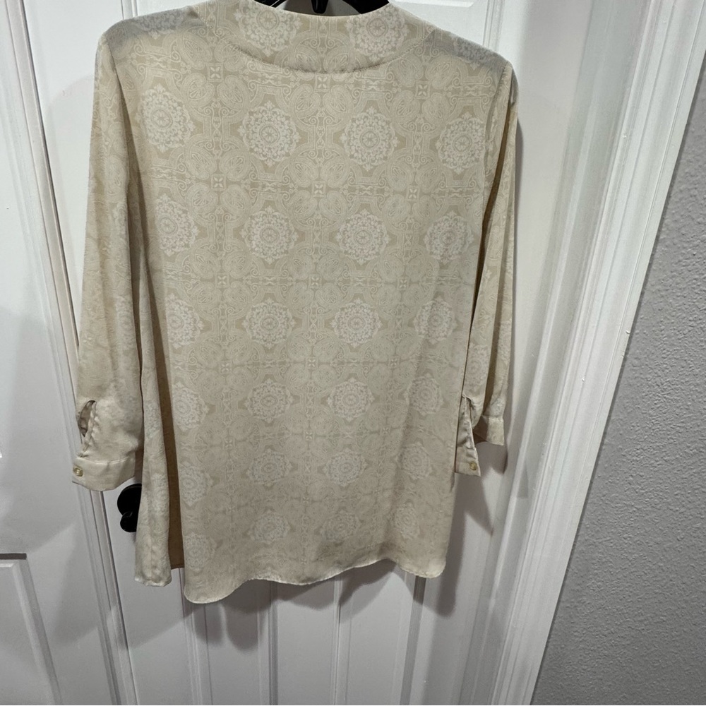 Rose + Olive Beige Printed Blouse – Long Sleeve V-Neck – Size M - Picture 4 of 6